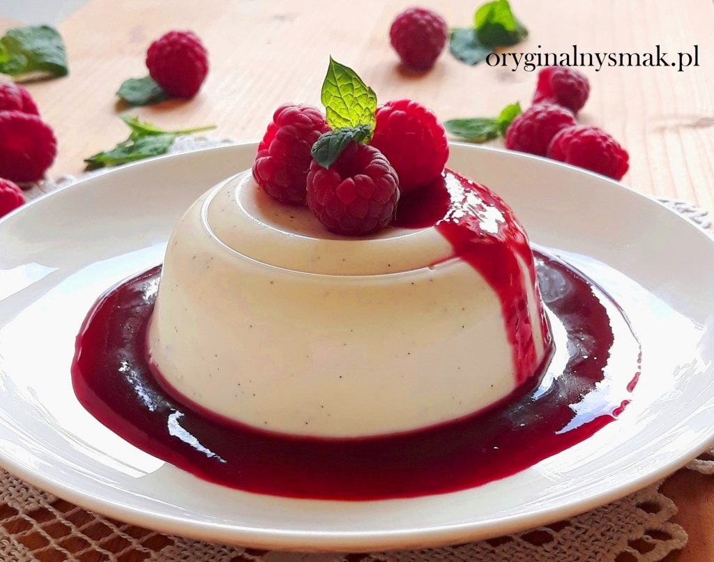 Panna cotta z sosem malinowym