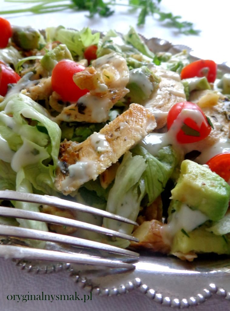 Sałatka z kurczakiem, awokado, orzechami i sosem z gorgonzoli