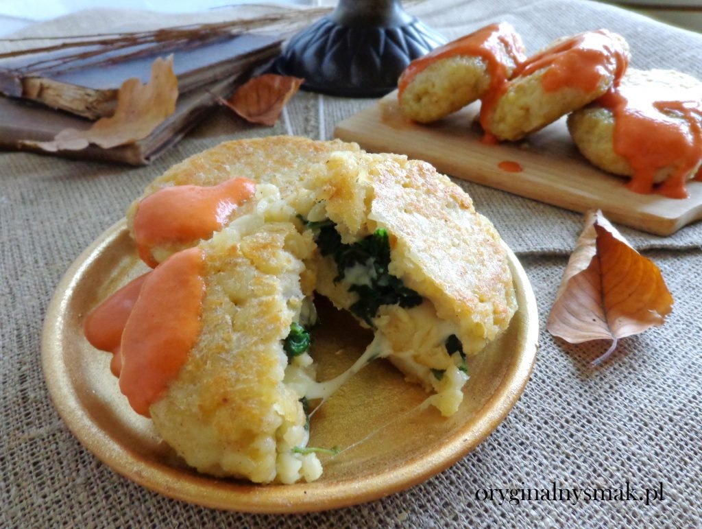 Kotlety z kaszy nadziewane szpinakiem i parmezanem