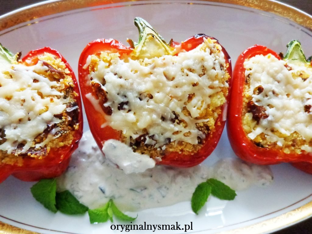 Papryki faszerowane kuskusem i suszonymi pomidorami Papryki faszerowane kuskusem i suszonymi pomidorami