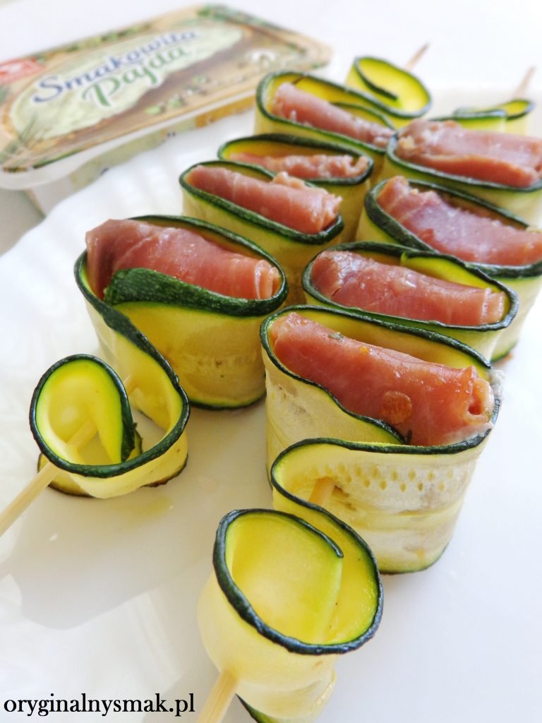 Szaszłyki z cukinią i mintajem w prosciutto