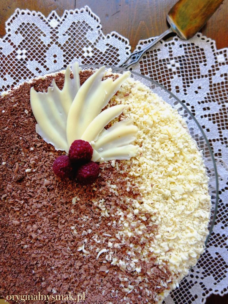 Tort z malinami i bitą śmietaną