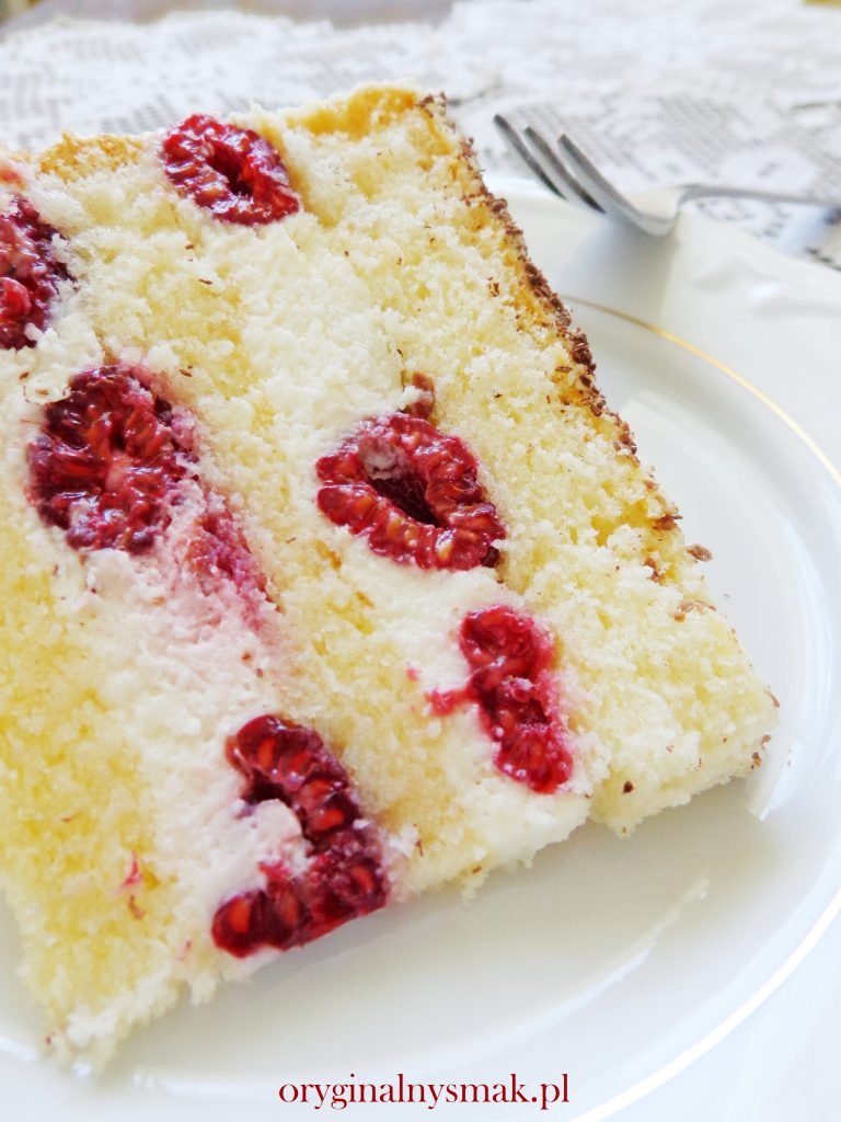 Tort z malinami i bitą śmietaną