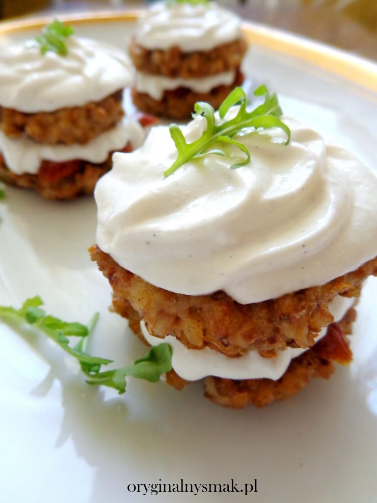 Placuszki z kaszy gryczanej z kabanosami i serkiem czosnkowym Placuszki z kaszy gryczanej z kabanosami