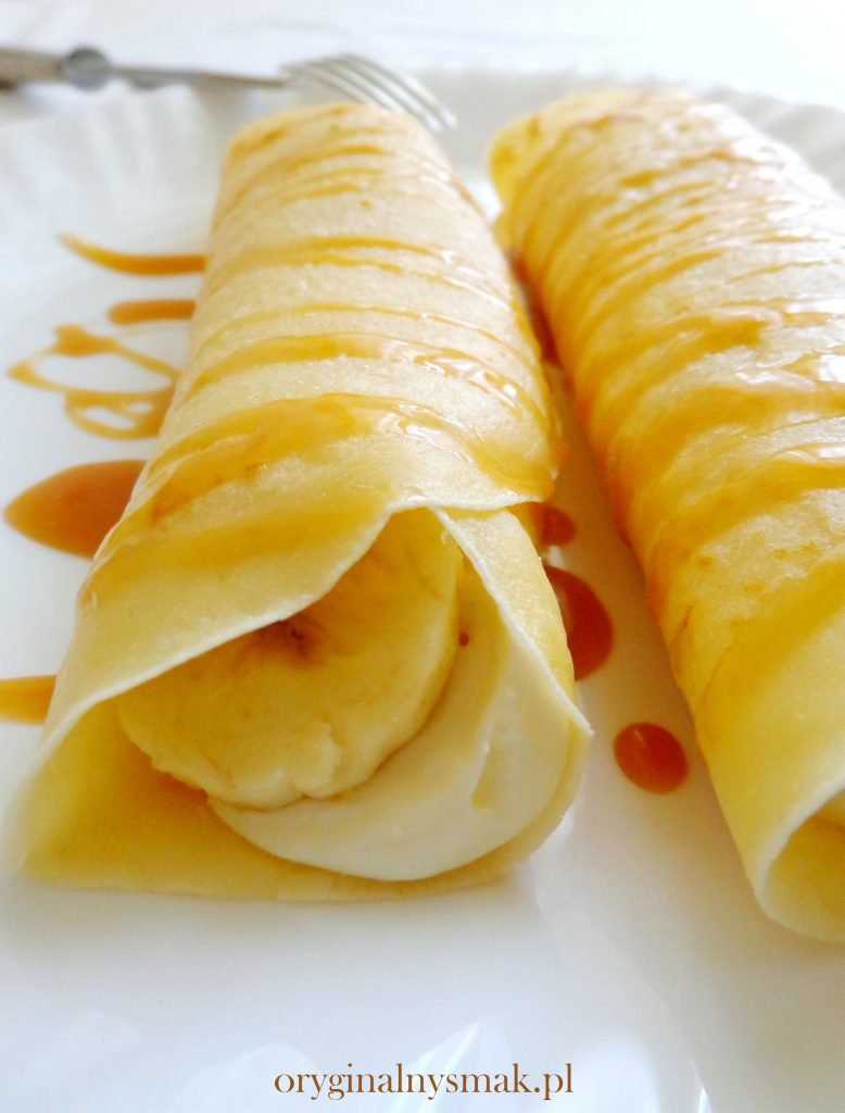 Naleśniki z bananami i sosem karmelowym