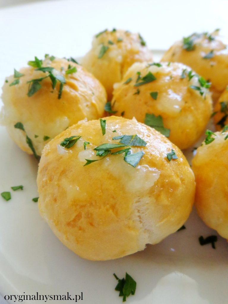 Pampuszki z polewą czosnkową
