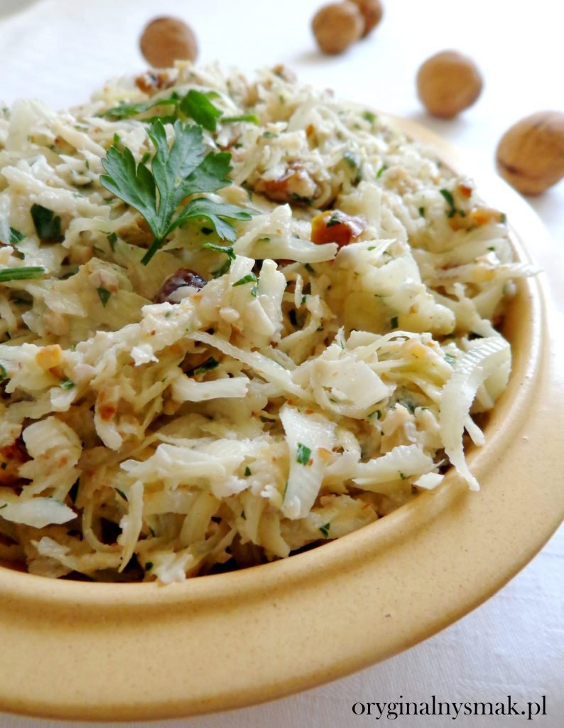 Surówka z białej kapusty i selera z orzechami włoskimi i daktylami