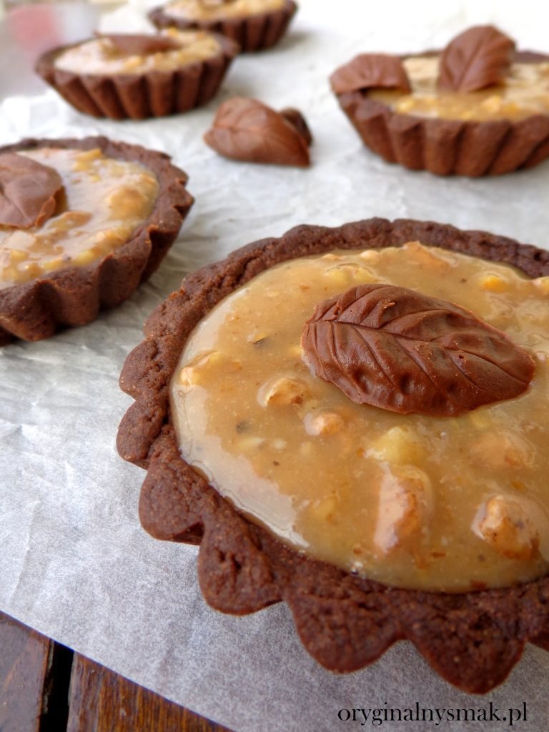 Czekoladowe tartaletki z masą karmelowo-orzechową Czekoladowe tartaletki z masą karmelowo orzechową