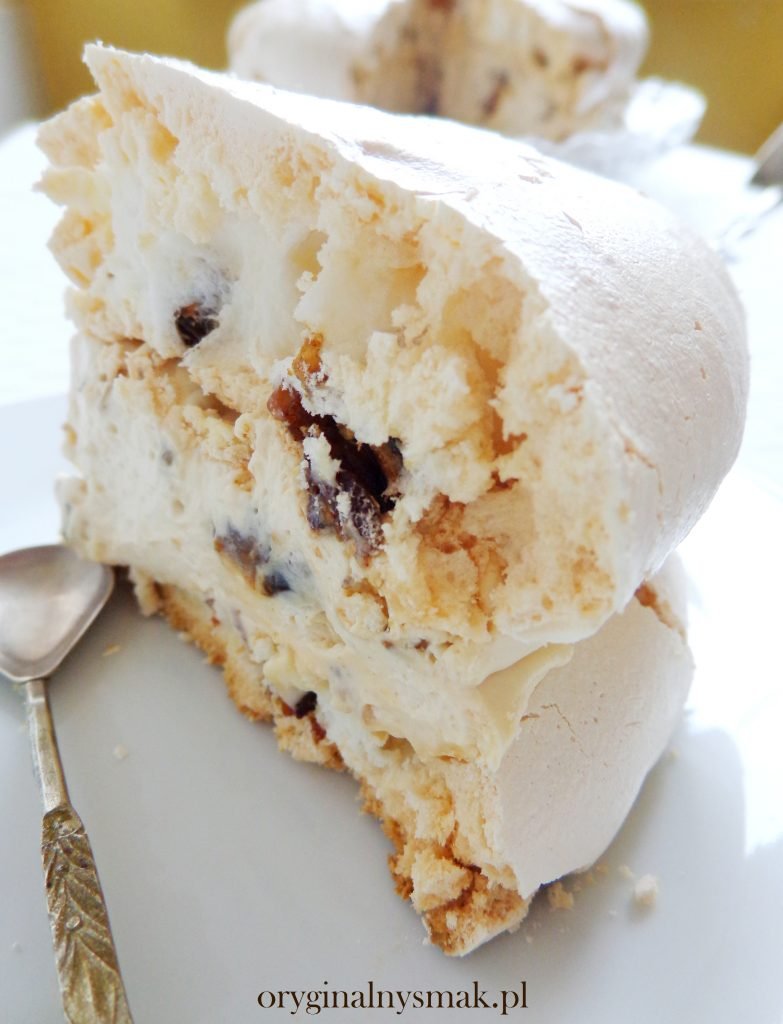 Dacquoise z kajmakiem, daktylami i orzechami włoskimi Dacquoise z kajmakiem, daktylami i orzechami włoskimi