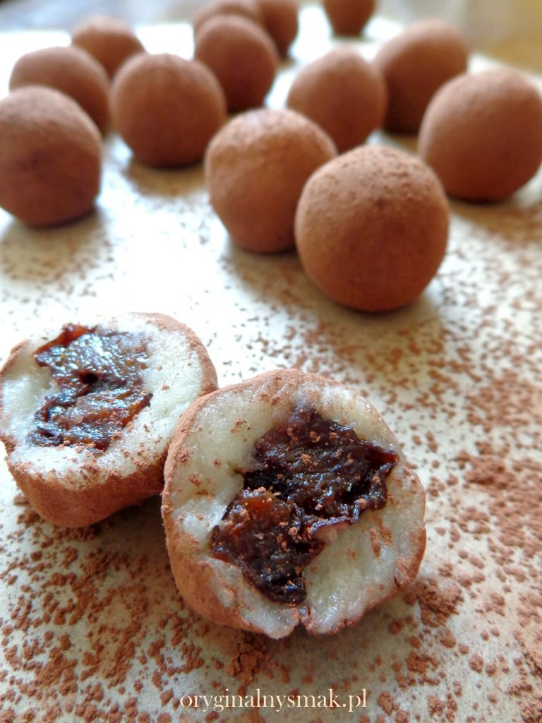 Kartofelki marcepanowe z suszonymi śliwkami