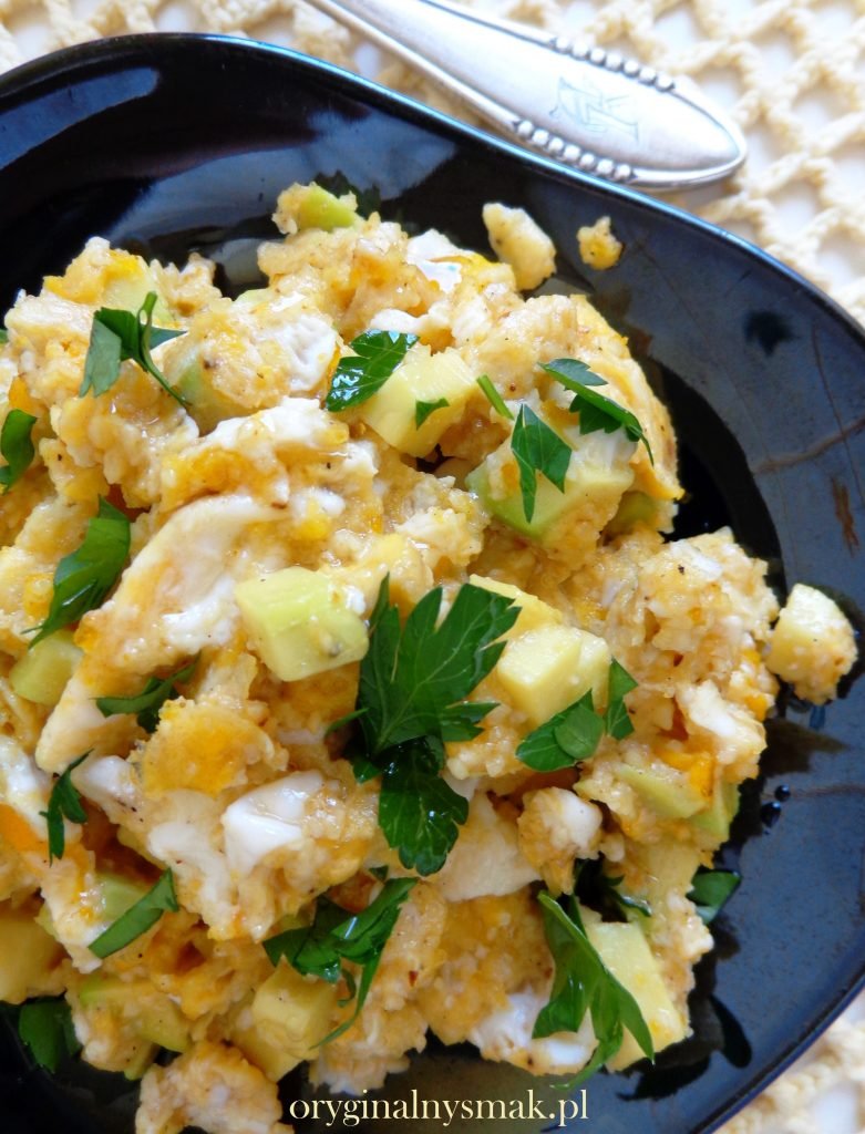 Jajecznica z awokado, orzeszkami i beurre noisette