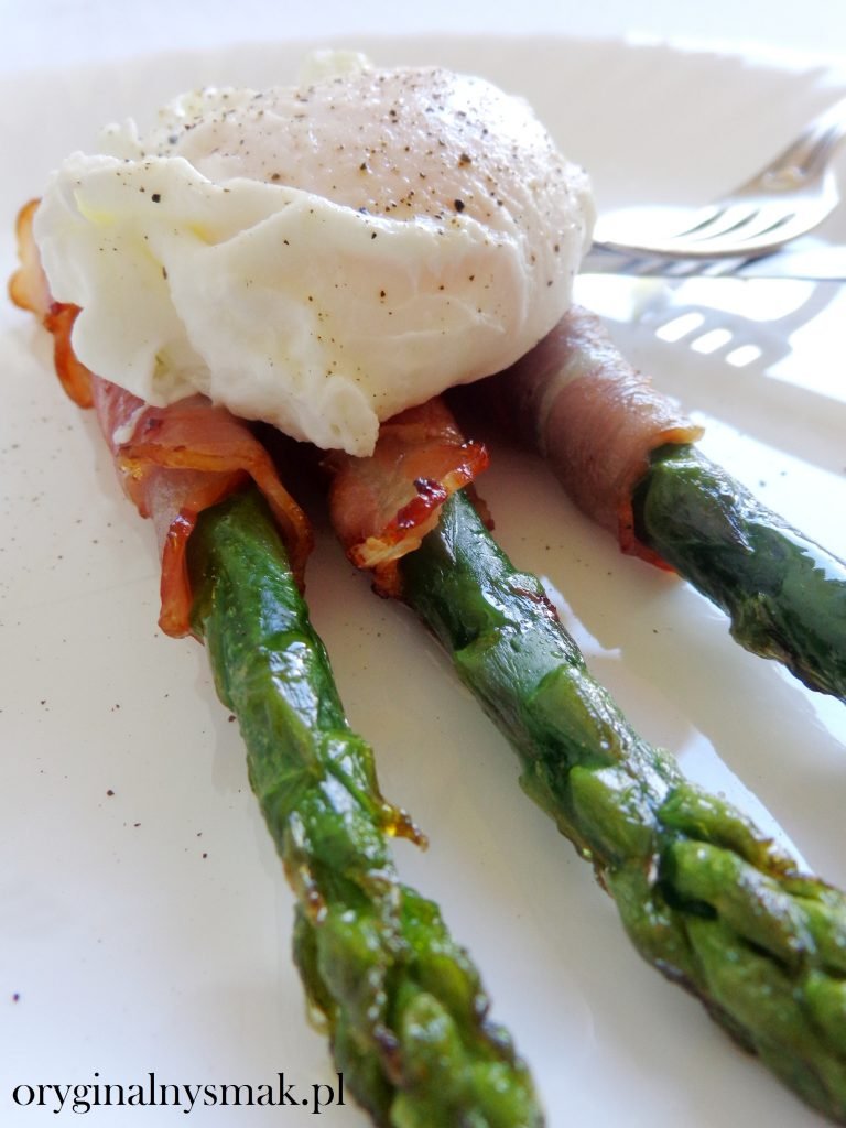 Szparagi w boczku z jajkiem w koszulce