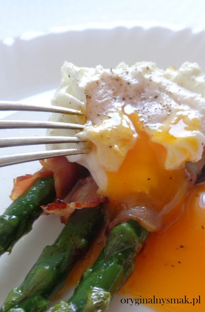 Szparagi w boczku z jajkiem w koszulce