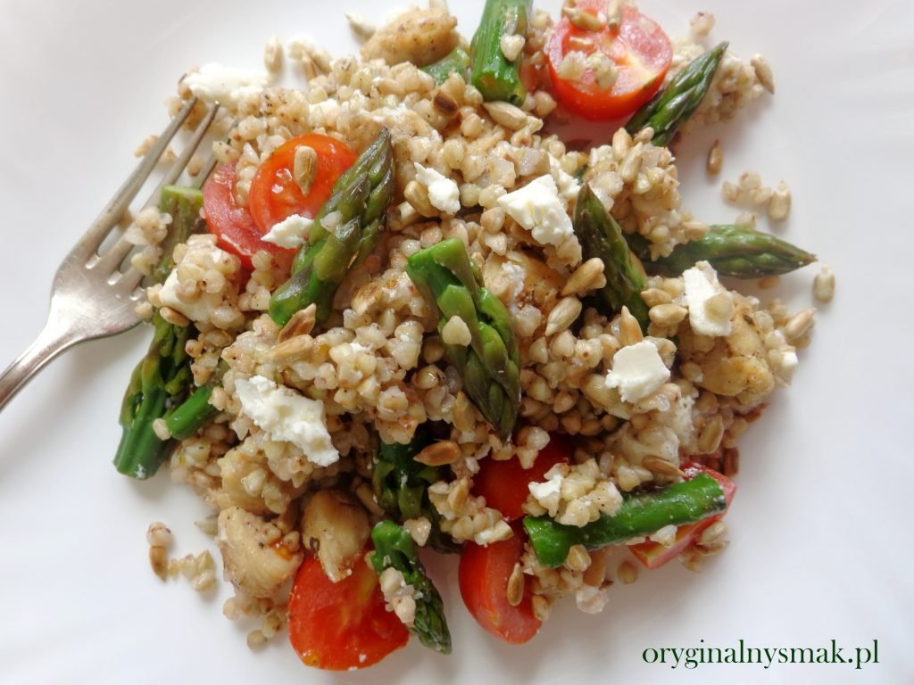 Biała kasza gryczana ze szparagami, kurczakiem i fetą Biała kasza gryczana ze szparagami, kurczakiem i fetą