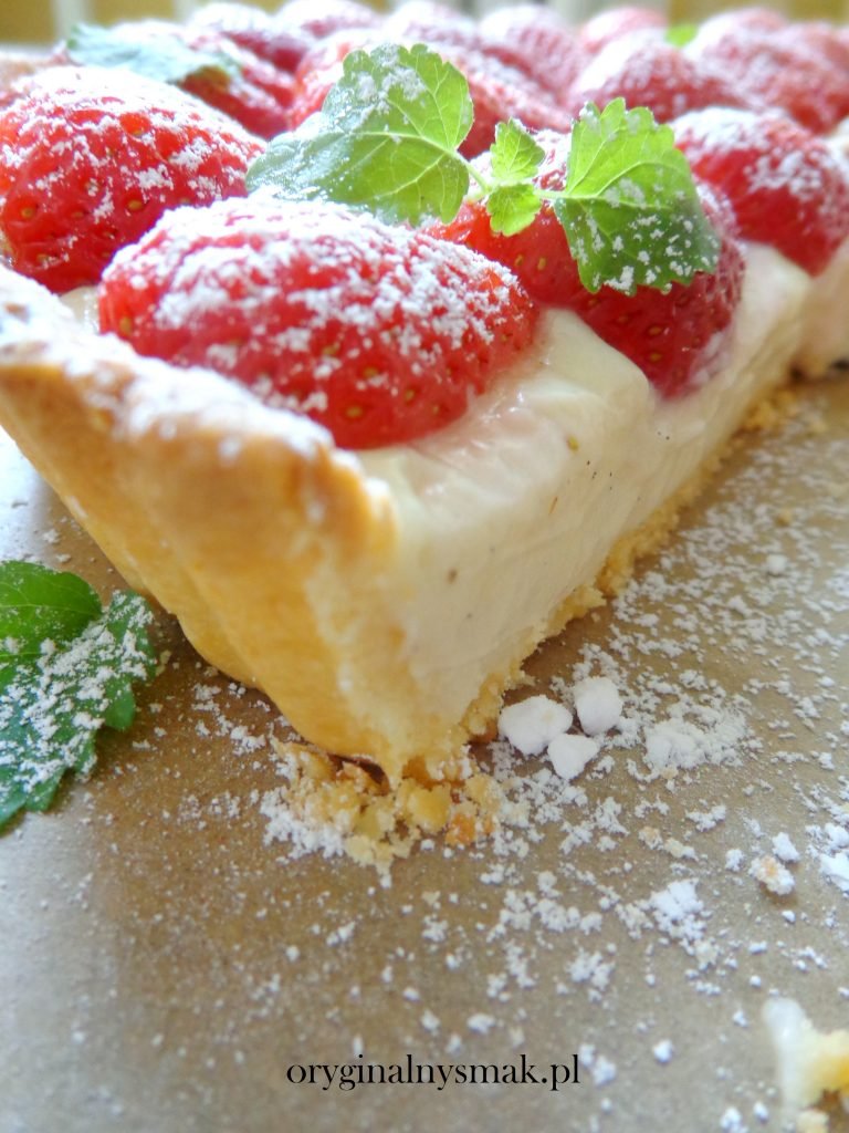 Tarta z kremem waniliowym i truskawkami