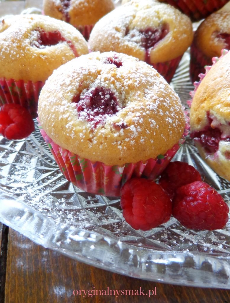 Muffinki z malinami i białą czekoladą