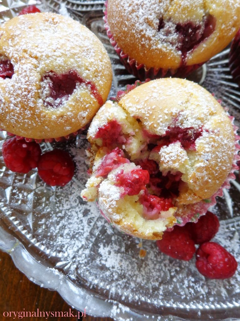 Muffinki z malinami i białą czekoladą