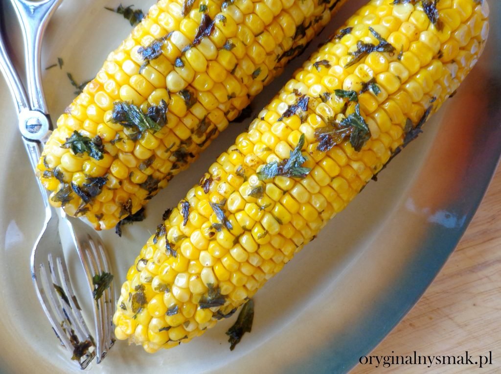 Pieczona kukurydza z masłem i czosnkiem niedźwiedzim