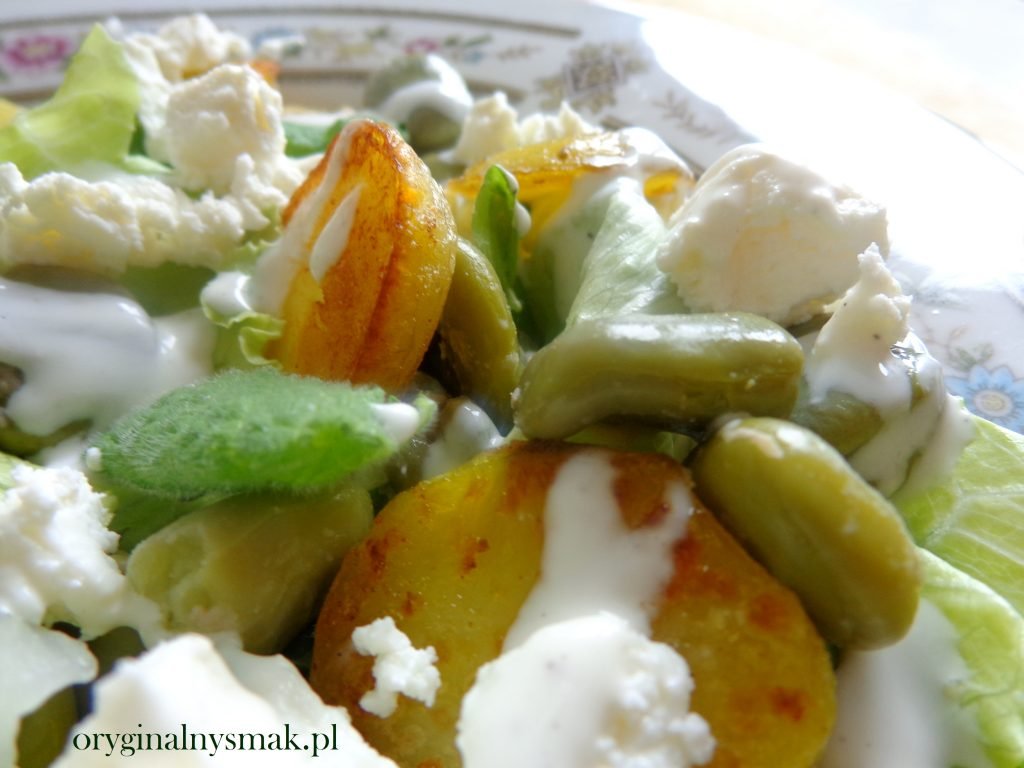 Sałatka z bobem, miętą, smażonymi ziemniaczkami i fetą