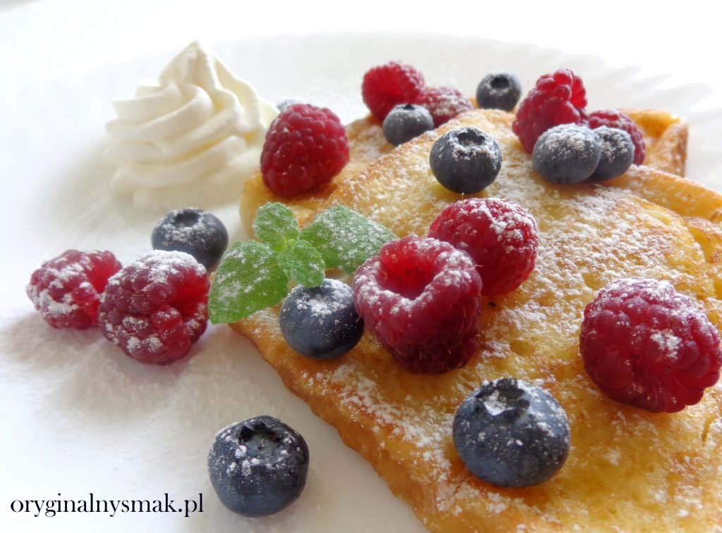 Tosty francuskie z owocami i bitą śmietaną