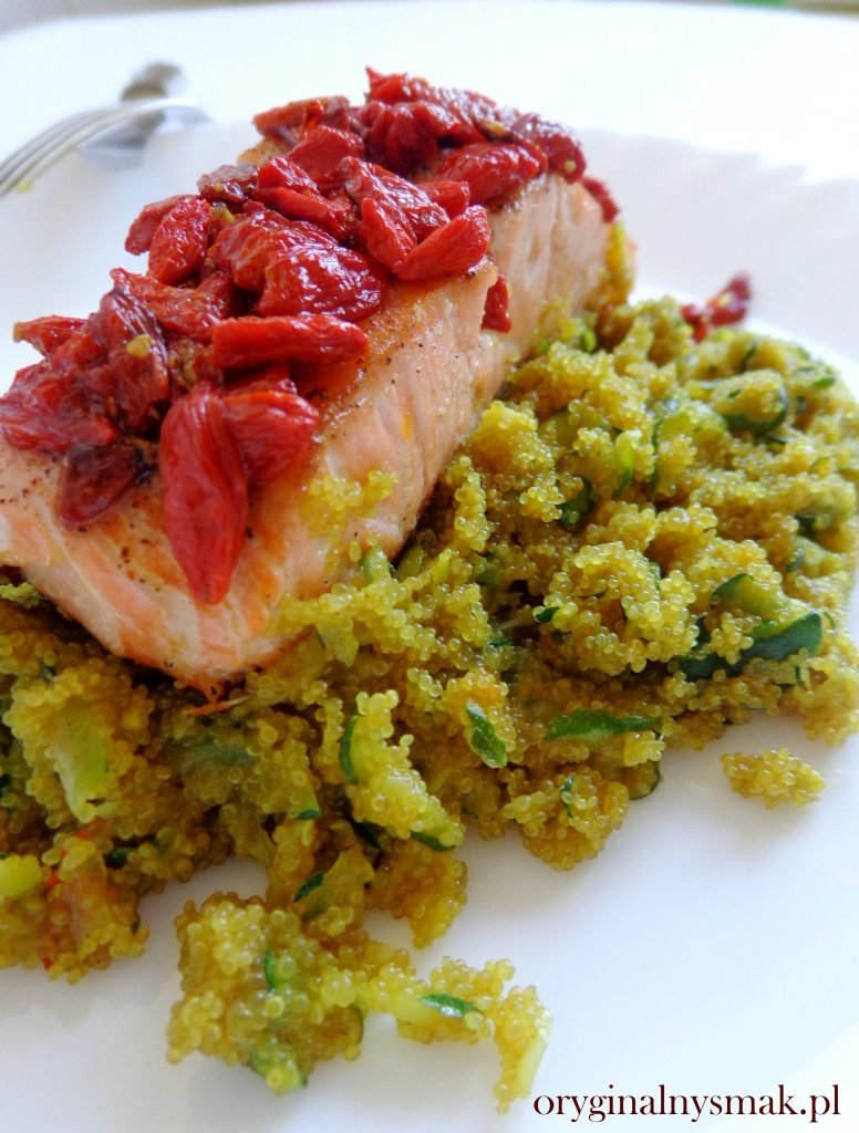 Łosoś z jagodami goji i amarantusem z cukinią