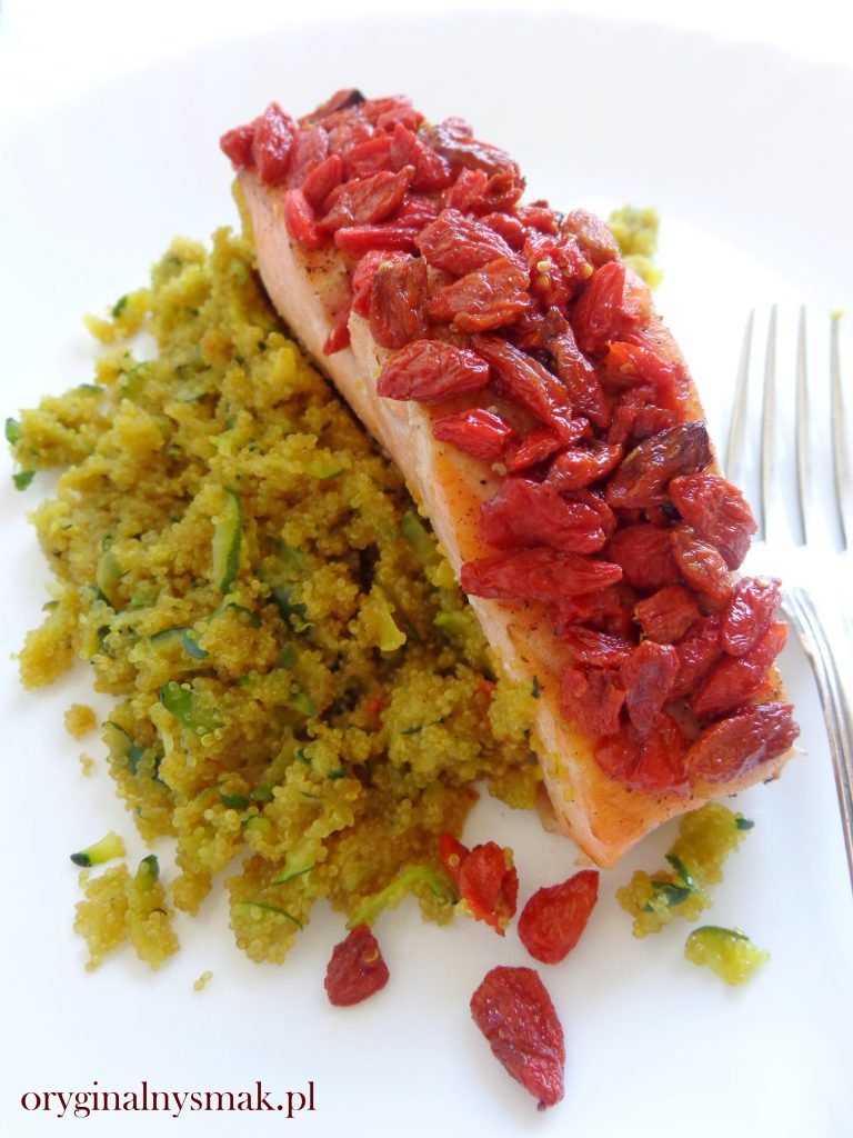 Łosoś z jagodami goji i amarantusem z cukinią