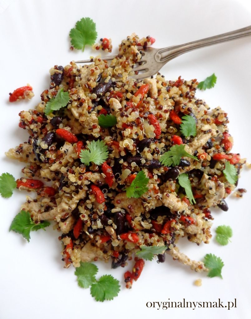 Stir-fry z fasolą, komosą ryżową, polędwiczką i jagodami goji