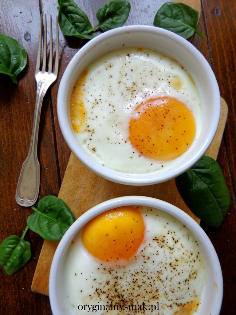 Jajka zapiekane ze szpinakiem, mozzarellą i pomidorem