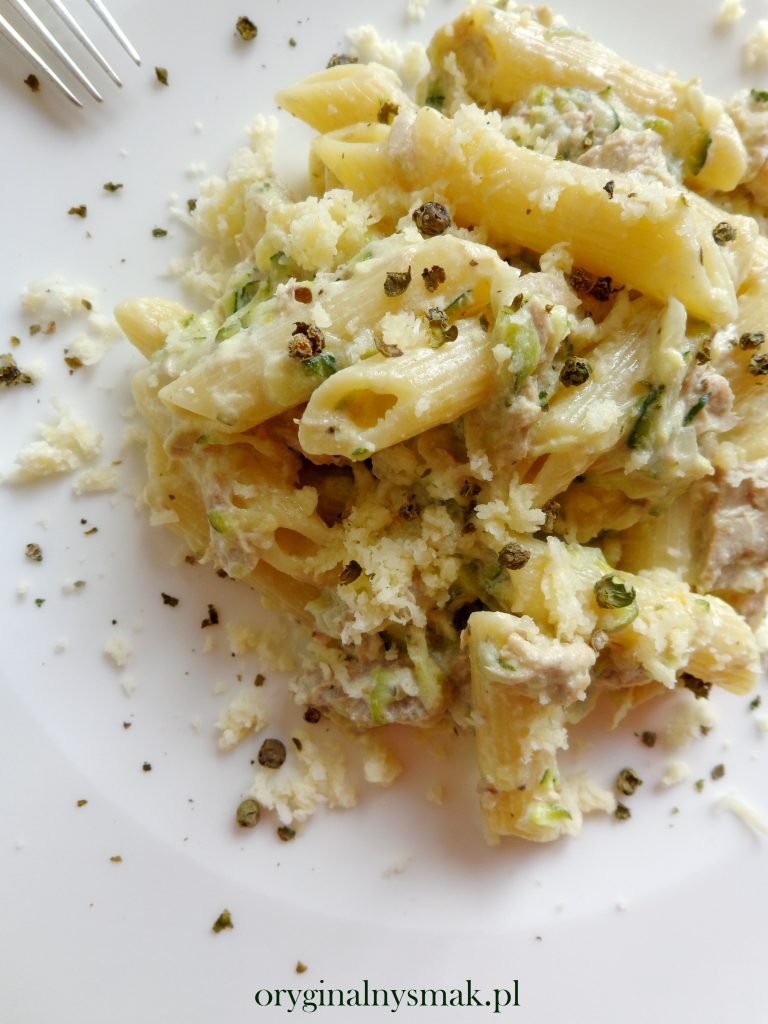 Makaron z tuńczykiem i cukinią