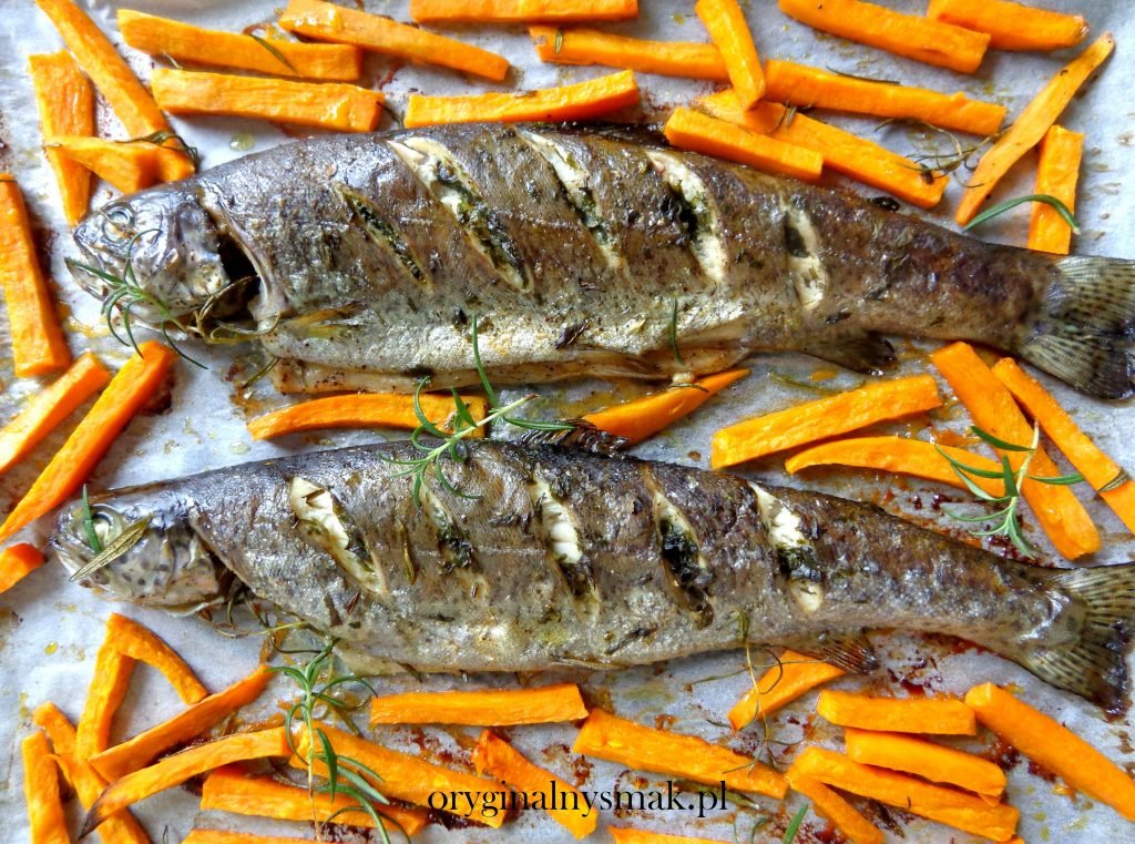 Pstrąg pieczony z rozmarynem, czosnkiem niedźwiedzim i frytkami z batata