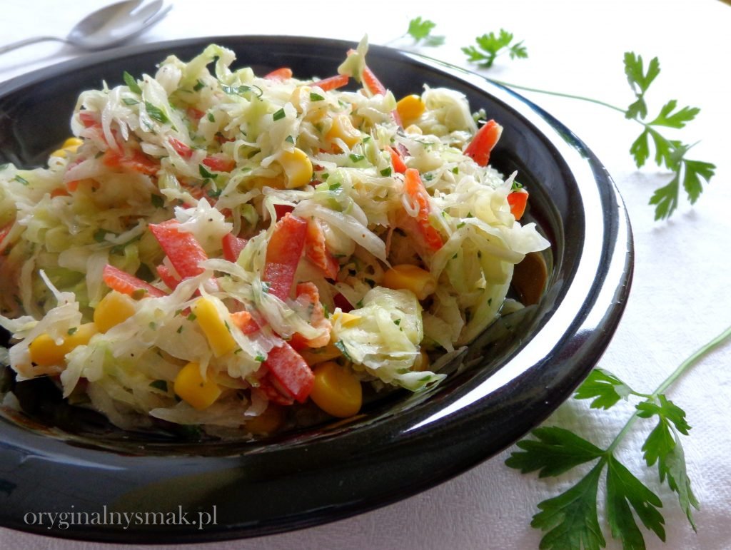 Surówka z białej kapusty z papryką i kukurydzą