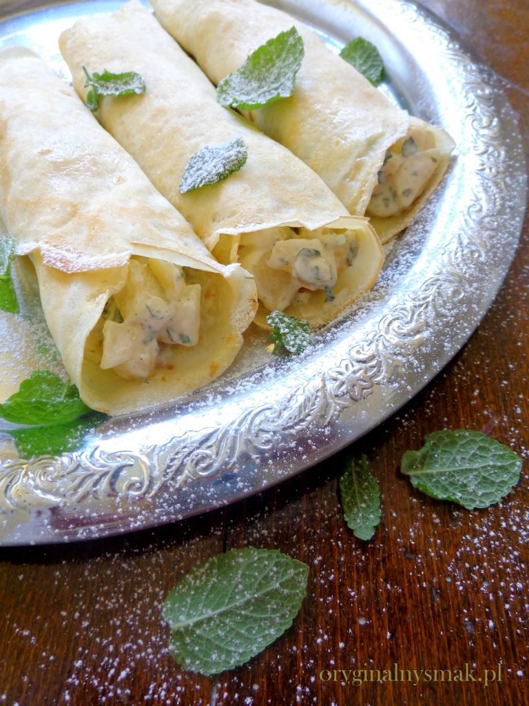 Naleśniki z prażonymi jabłkami, serkiem i miętą