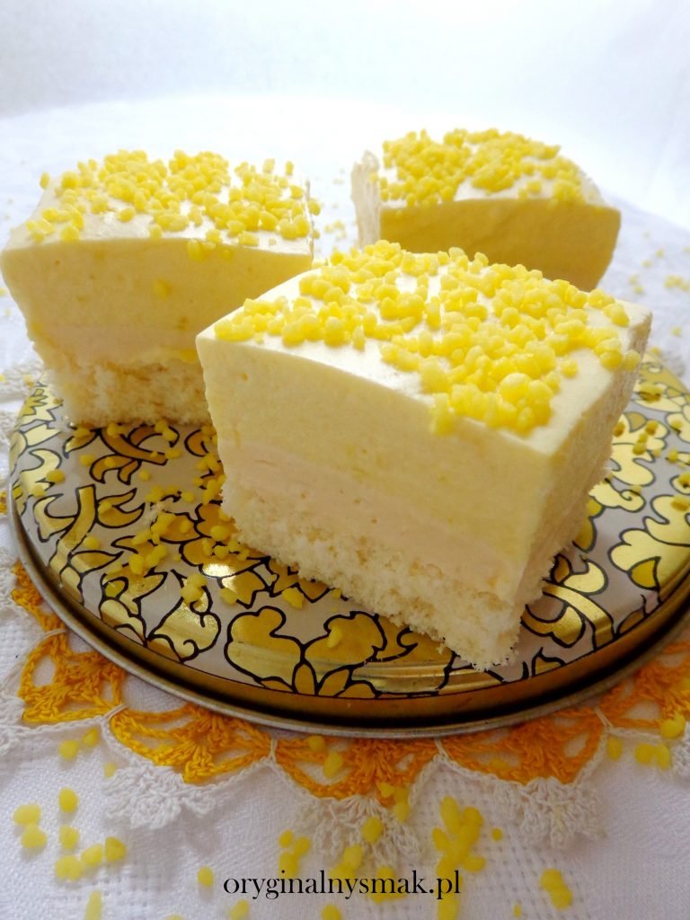 Pianka z mango, kremem budyniowym na biszkopcie Pianka z mango, kremem budyniowym na biszkopcie