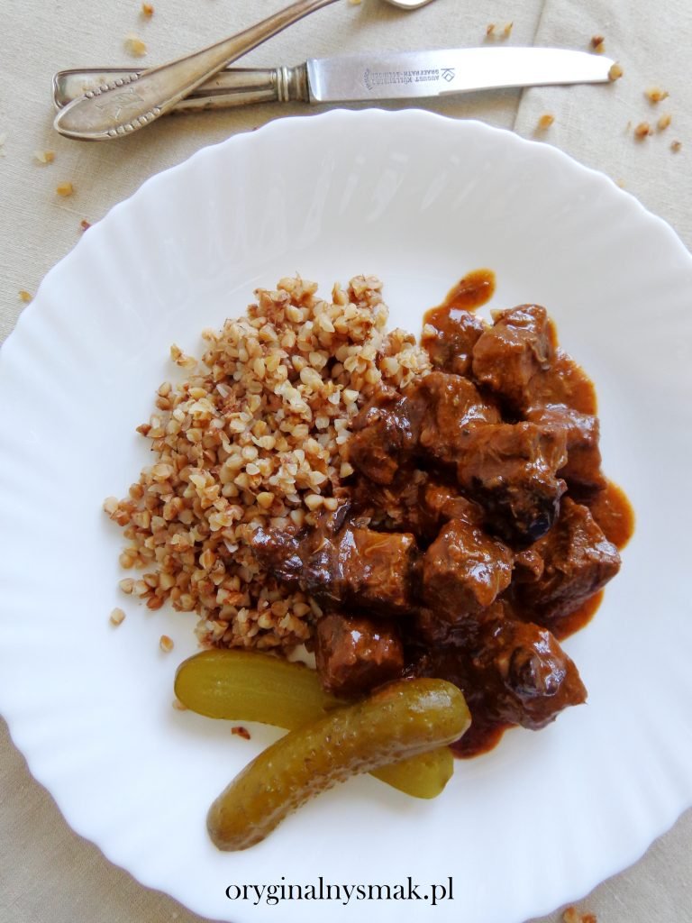 Gulasz wołowy z suszonymi śliwkami