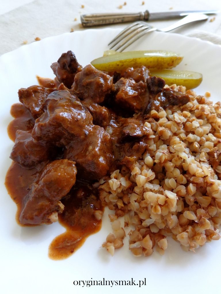 Gulasz wołowy z suszonymi śliwkami