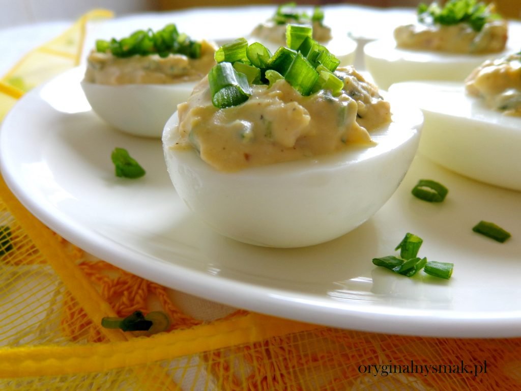 Jajka faszerowane szynką i szczypiorkiem