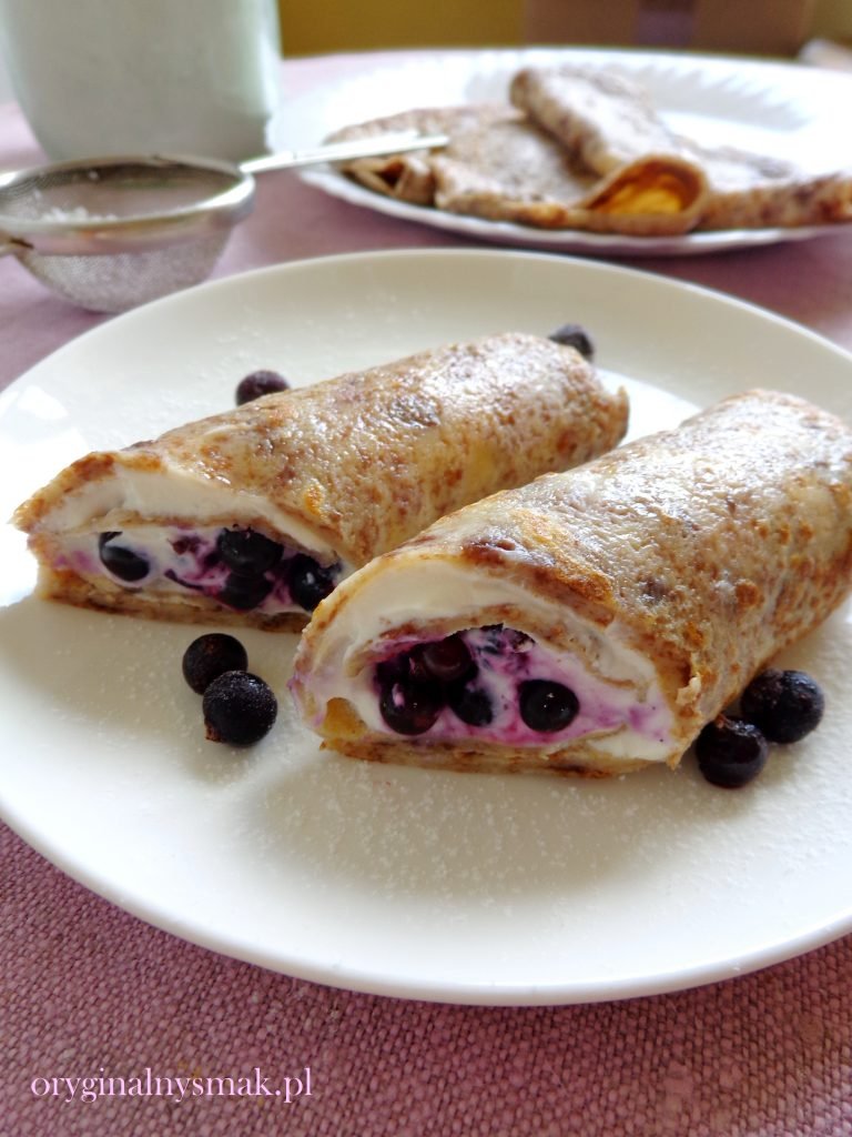Naleśniki z płatków kukurydzianych z twarożkiem i czarną porzeczką