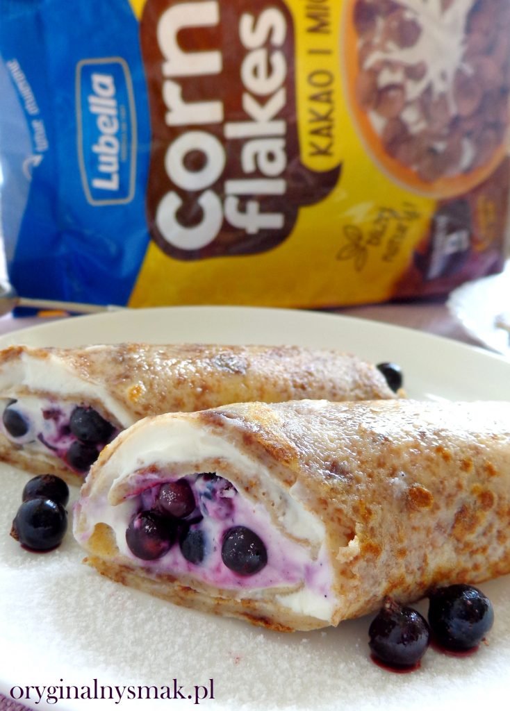 Naleśniki z płatków kukurydzianych z twarożkiem i czarną porzeczką