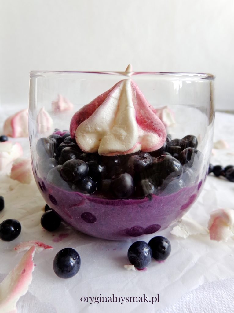 Deser jaglany z jagodami i bezą Deser jaglany z jagodami i bezą