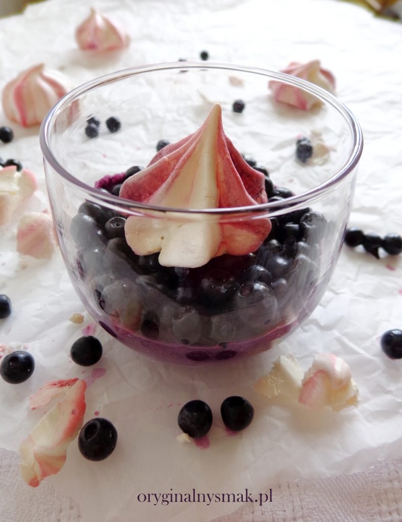 Deser jaglany z jagodami i bezą