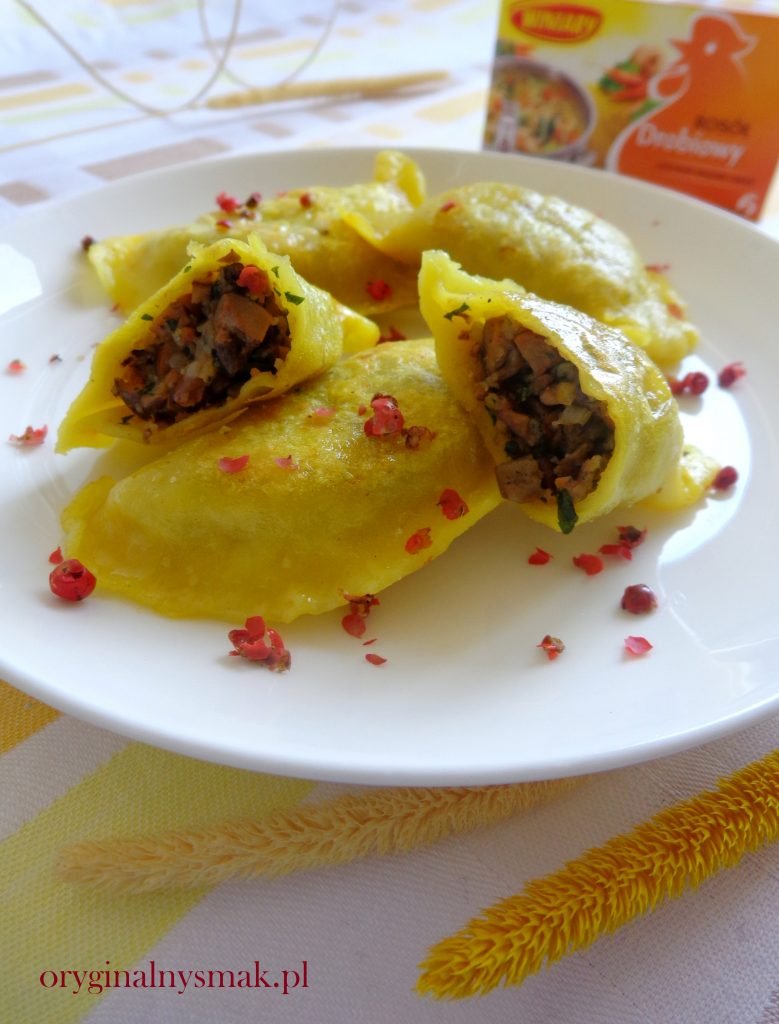 Smażone pierogi szafranowe z rydzami