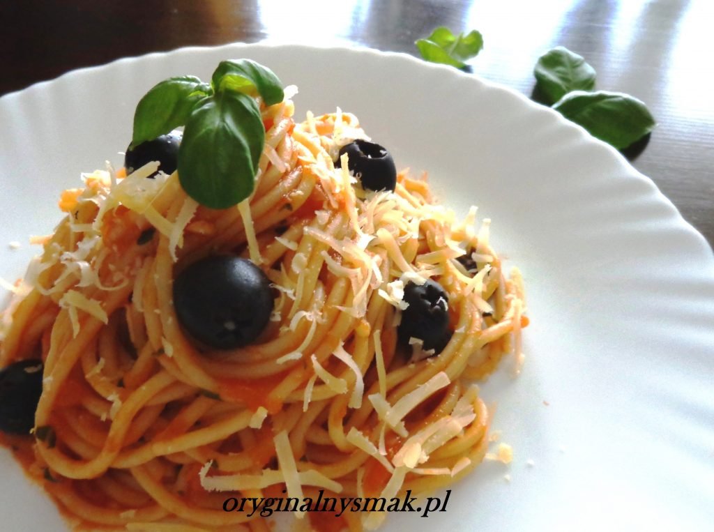 Spaghetti z sosem pomidorowym i czarnymi oliwkami Spaghetti z sosem pomidorowym i czarnymi oliwkami