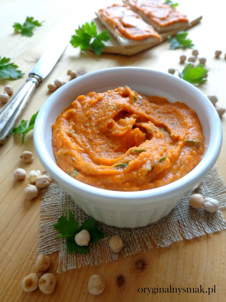 Pasta z ciecierzycy z pieczoną papryką