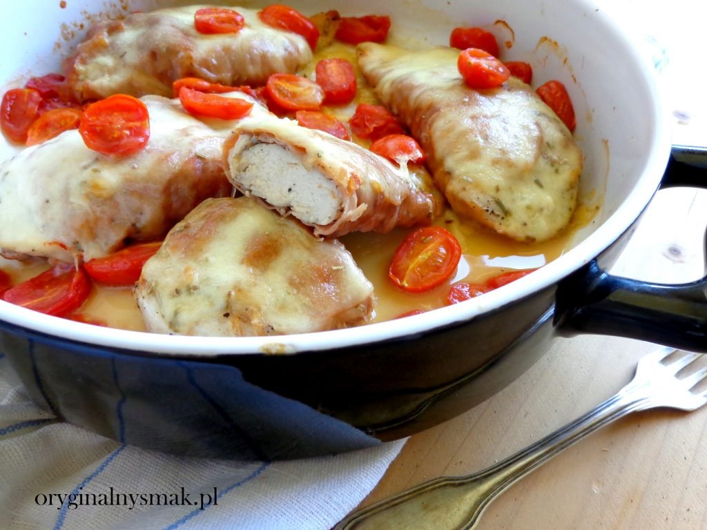 Piersi z kurczaka w prosciutto z mozzarellą i pomidorkami
