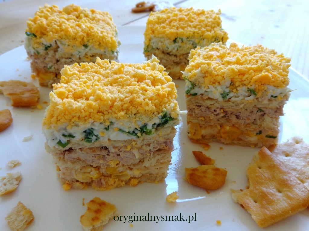 Sałatka warstwowa z tuńczykiem i krakersami