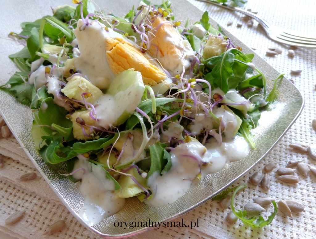 Sałatka z rukolą, awokado i jajkiem z sosem jogurtowo-słonecznikowym