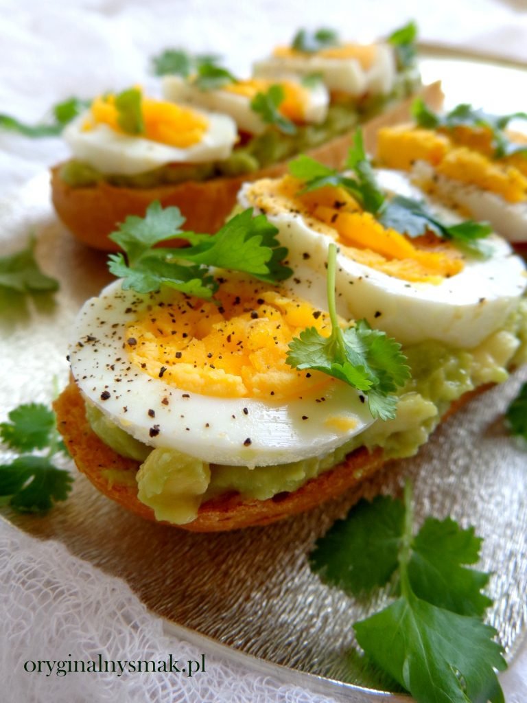 Bagietka z guacamole, pomidorem i jajkiem