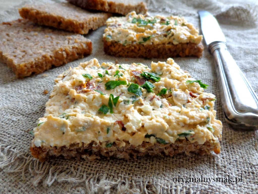 Pasta jajeczna z suszonymi pomidorami