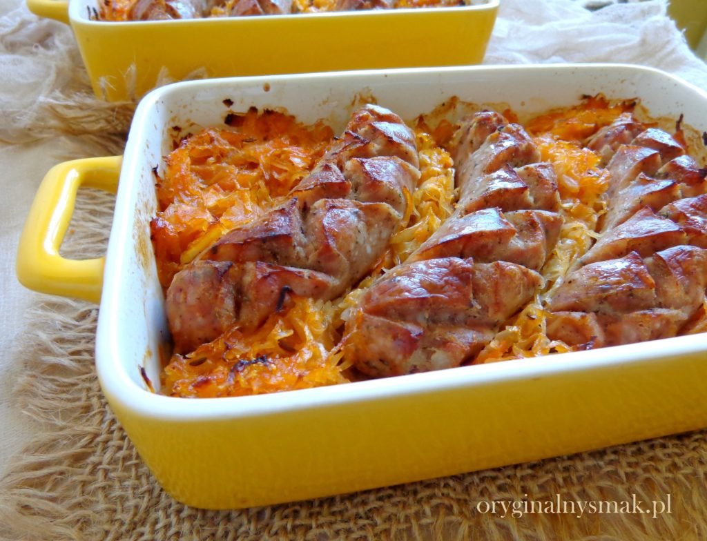 Biała kiełbasa pieczona z miodem pitnym i kapustą kiszoną