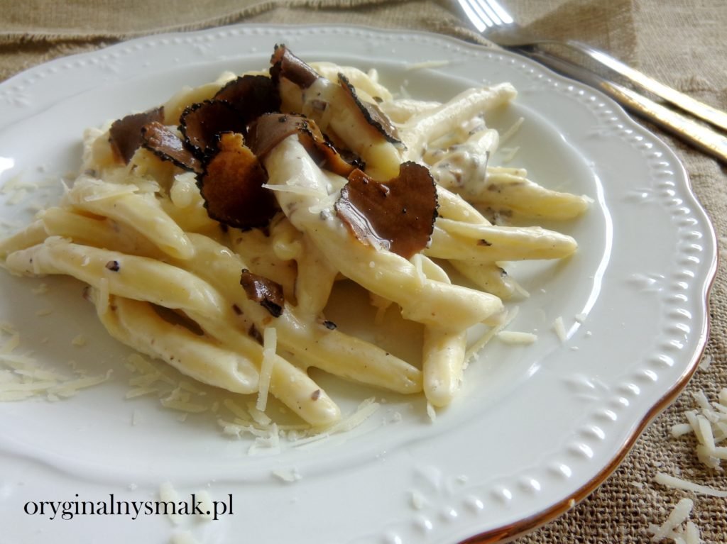 Maccheroni al ferretto w sosie śmietanowo - serowym z truflami